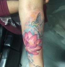 Vogel met bloem en namen tattoo