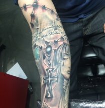 Religieuze onderarm tattoo