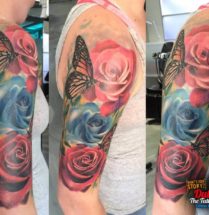 Bloemen en vlinder op bovenarm