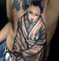 Geisha op bovenarm