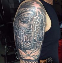 Babylonische tattoo op bovenarm