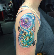 Felle lotus bloemen op bovenarm