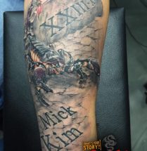 Schorpioen met naam tattoo op onderarm