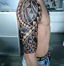Maori tattoo op bovenarm