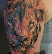 Leeuw op bovenarm