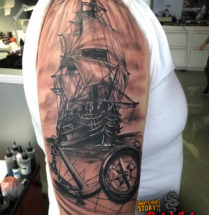 Oude boot met compas en anker op bovenarm