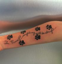 Kattenpoot afdrukken en tekst tattoo op onderarm