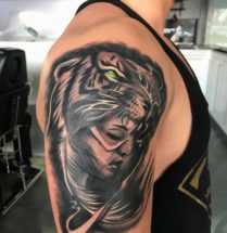 Vrouw met tijger masker op bovenarm