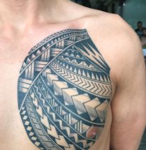 Maori tattoo op borst