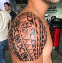 Maori tattoo op bovenarm