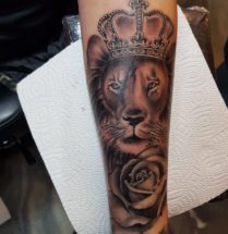 Leeuw met kroon en bloem op onderarm