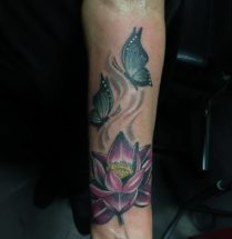 Lotus met vlinders op onderarm