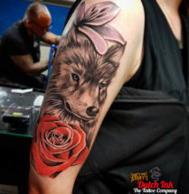 Wolf met bloemen op bovenarm
